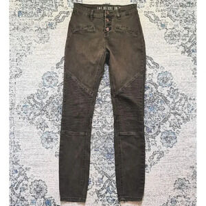 The deluxe 7/8 Mid-Rise Skinny Jeans whi